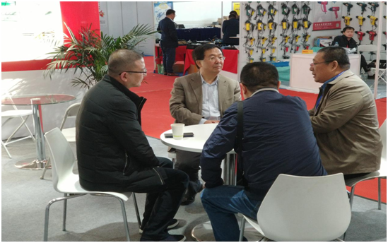 交通部領(lǐng)導及協(xié)會(huì )專(zhuān)家到公司展臺與公司領(lǐng)導親切交談