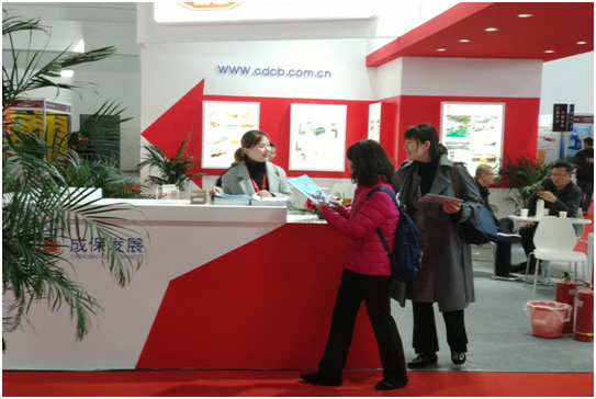 客戶(hù)到成保公司展臺咨詢(xún)