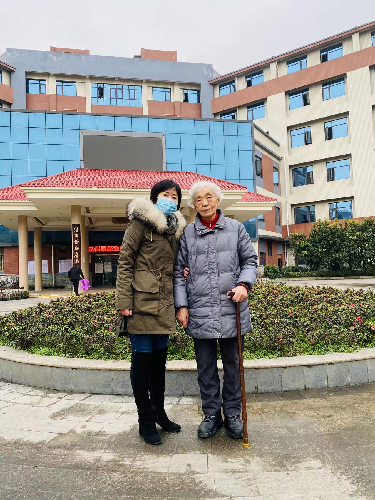 勞模張露莎（右），1991年獲成都市“勞動(dòng)模范”