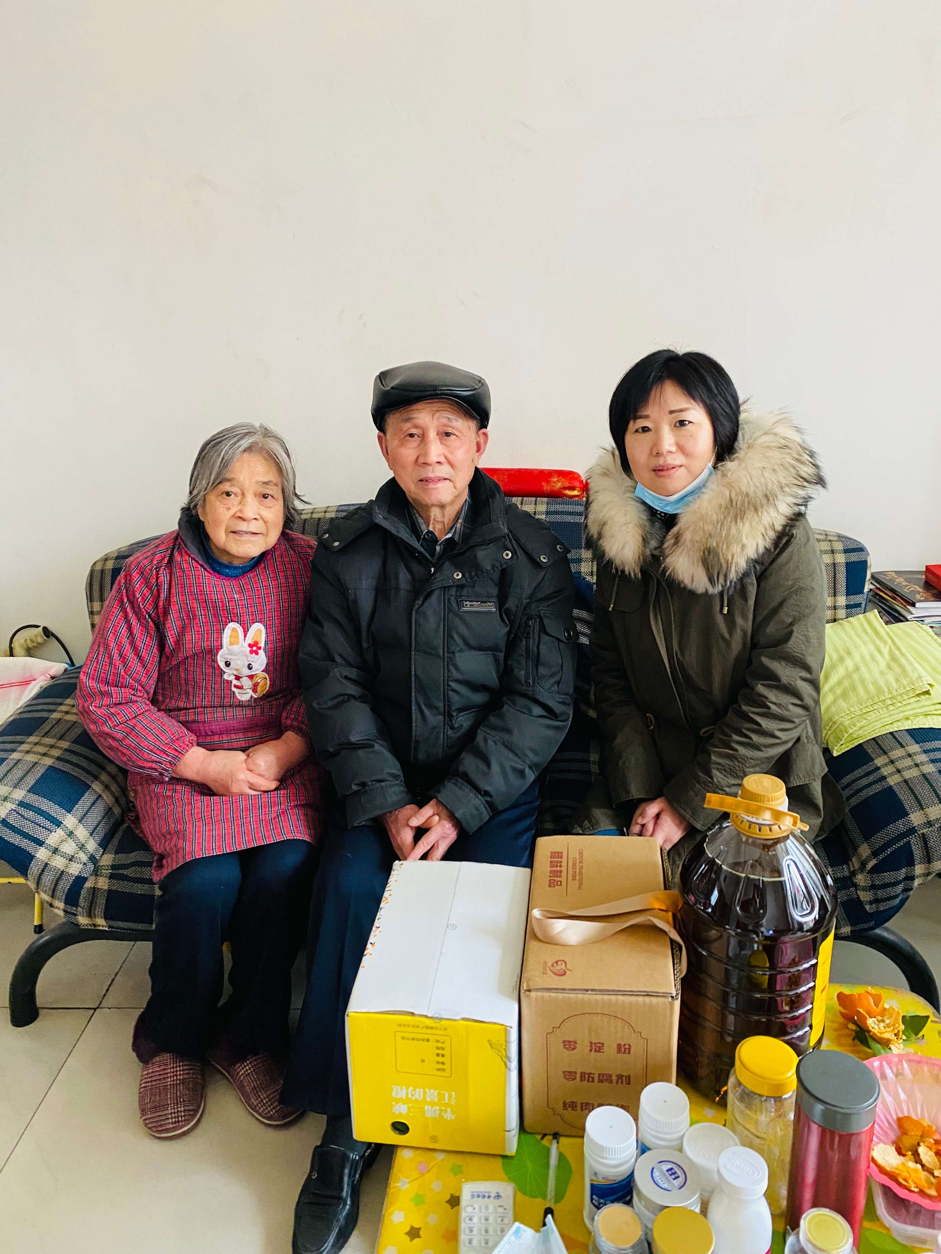 勞模高樹(shù)華及家屬（中），1980年獲交通部“交通戰線(xiàn)勞動(dòng)模范”